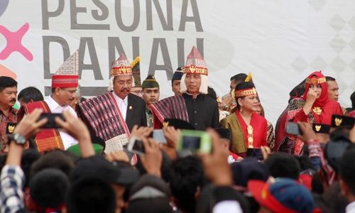 Hina Jokowi Pakai Topi Khas Batak, Facebooker Dipolisikan