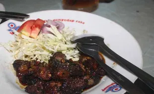 Sate Kambing Pak Poyo Tanon Sragen, Langganan Bintang Sepak Bola Terkenal Loh