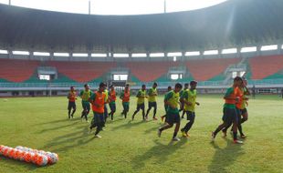 SEPAK BOLA INDONESIA : Timnas Sudah Geber Latihan, Riedl Pantau Teknik Pemain