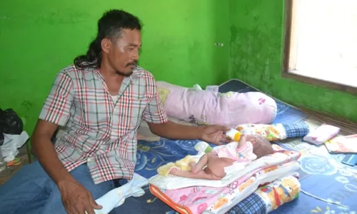 KISAH TRAGIS : Punggung Bayi 11 Hari Terus Keluarkan Cairan, Orang Tua di Baki akan Jual Rumah untuk Biaya Operasi