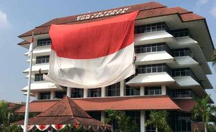 HUT KEMERDEKAAN RI : Mahasiswa UPN Veteran Jogja Panjat Gedung dan Kibarkan Bendera Raksasa