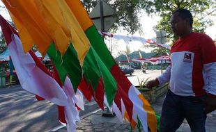 HUT KEMERDEKAAN RI : Pedagang Bendera Masih Sepi Pembeli