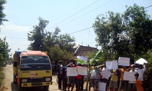 TAMBANG SRAGEN : Puluhan Warga Tanggan Protes Jalan Rusak dan Polusi Udara