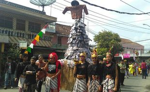 MERTI DUSUN : Warga Manding Arak Gunungan Sepatu