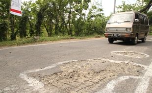 INFRASTRUKTUR SUKOHARJO : Muncul Besi Dibahu Jalan, Pengguna Jalan Waswas