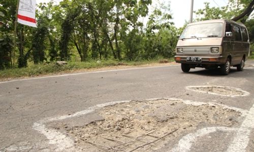 INFRASTRUKTUR SUKOHARJO : Muncul Besi Dibahu Jalan, Pengguna Jalan Waswas