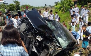 KECELAKAAN DEMAK : Pandangan Terhalang Pos, Mobil Tim Ombudsman Jateng Remuk Disambar KA