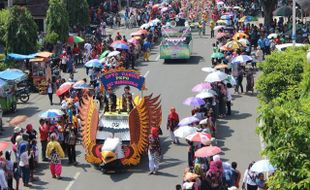 HARI JADI KOTA MADIUN : Ribuan Warga Ikuti Pawai Budaya