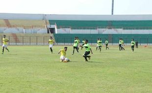 LIGA SANTRI NUSANTARA : Santri Cium Tangan Wasit Sebelum Pertandingan