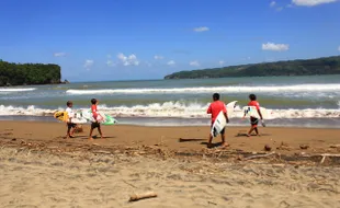 HELLO PACITAN : Kompetisi Surfing Internasional Selesai, Peselancar Bali Jadi Juara Pertama