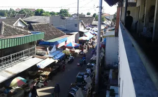 PASAR TRADISIONAL SOLO : 150 Pedagang Pasar Sidodadi Meluber ke Jalan Kampung