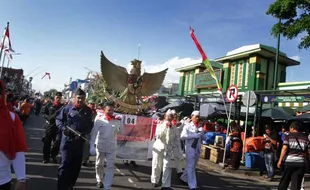 KIRAB DI MALIOBORO : Pawai Pembangunan Jadi Hiburan Alternatif Warga Jogja