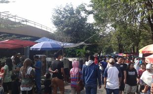 PKL Sunday Market Solo Nekat Berjualan di Luar Stadion Manahan