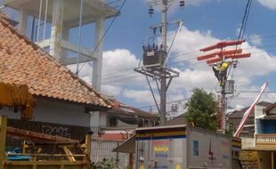 Petugas PLN Jogja Perbaiki Jaringan di Kotabaru Tanpa Pemadaman