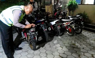 RAZIA KENDARAAN PONOROGO : Belasan Sepeda Motor Modif Disita, Polisi Bubarkan Balap Liar