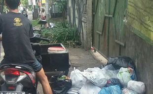 MASALAH SAMPAH : Depo Tutup, Warga Lempar Sampah di Depan Pagar