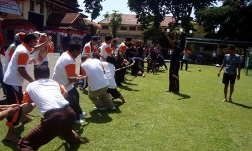 HUT RI : Jatuh Saat Ikut Lomba Bakiak, Kabag Hukum Pemkab Sragen Dilarikan ke RSUD