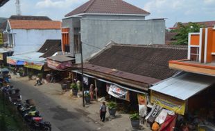 PASAR TRADISIONAL SUKOHARJO : 10 Tenda Payung Pedagang Pasar Ir. Soekarno Rusak