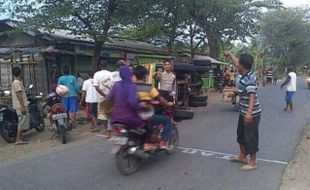 KECELAKAAN NGAWI : Truk Terguling, 34 Penumpang Berhamburan di Jalanan