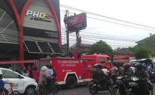 KECELAKAAN JOGJA : Pekerja Tersengat Listrik, Tubuh Korban Tersangkut di Baliho