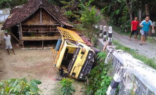 KECELAKAAN KULONPROGO : Truk Pengakut Ubi Terguling