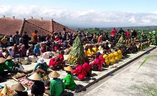 RITUAL TUNGGUK TEMBAKAU : Karena Hanya Tembakau yang Bisa Menyekolahkan Anak Cucu Kami