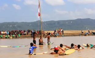 HUT RI : Komunitas Nelayan dan Surfing di Pacitan Upacara Bendera di Tengah Laut