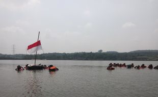 HUT RI : Bebaskan Air dari Sampah dengan Upacara Berendam di Waduk