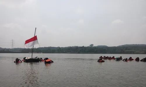 HUT RI : Bebaskan Air dari Sampah dengan Upacara Berendam di Waduk