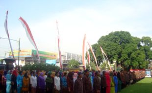 HUT JATENG : PNS Gelar Upacara dengan Pakaian Adat Jawa