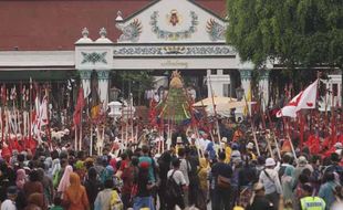 KRATON JOGJA : Selongsong Peluru Jadi Rebutan saat Grebeg Gunungan