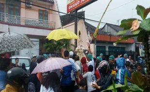 PAWAI JOGJA : Berebut Bakpia di Tengah Guyuran Hujan