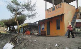 GELOMBANG TINGGI PANTAI SELATAN : Posko SAR Pantai Depok Terancam Oleh Abrasi