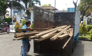 ILLEGAL LOGGING KARANGANYAR : Berkas Perkara Lengkap, Kadus Tambak Ditahan