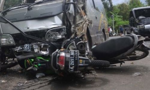 KECELAKAAN NGAWI : Boncengkan Anak Balitanya, Ibu Ini Tertabrak Tronton hingga Tewas