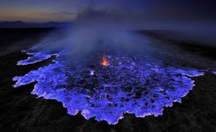 KISAH MISTERI : Ini Penjelasan Ilmiah Api Biru Kawah Ijen