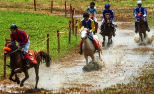 Foto Pacuan Kuda Piala Wali Kota di Semarang