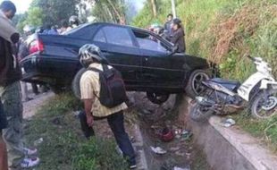 KECELAKAAN SEMARANG : Mobil Janggal Tabrak 3 Motor, Jenis Kelamin Pengemudi Disorot