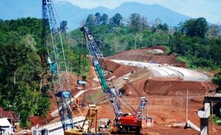 FOTO TOL SEMARANG-SOLO : Proyek Tol Bawen-Salatiga Dihambat Hujan