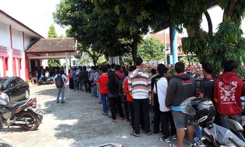 FOTO TIMNAS INDONESIA VS MALAYSIA : Antusias, Antrean Warga Beli Tiket Mengular di Balai Persis