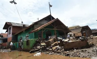 BANJIR GARUT : Foto Selfie, Donatur Peduli Garut Berempatilah!