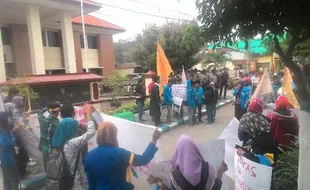 PELECEHAN NGAWI : Puluhan Anggota PMII Desak PN Jaga Netralitas dan Integritas