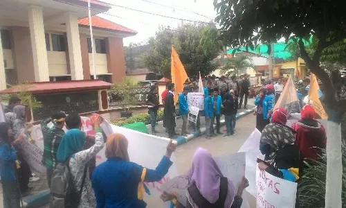 PELECEHAN NGAWI : Puluhan Anggota PMII Desak PN Jaga Netralitas dan Integritas