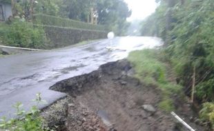 LONGSOR KARANGANYAR : Diguyur Hujan Deras, Longsor Terjang 2 Lokasi