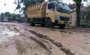 JALAN RUSAK SRAGEN : Bak Medan Offroad, Berani Adu Nyali di Jalan Ini?