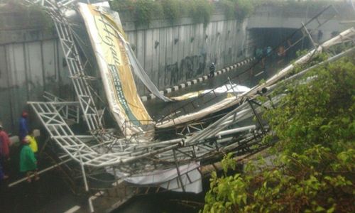 Jembatan Penyeberangan di Pasar Minggu Roboh, 1 Orang Tewas