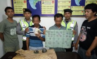 PERJUDIAN TRENGGALEK : Polisi Tangkap 2 Pejudi di Panggul, Ini Barang Buktinya