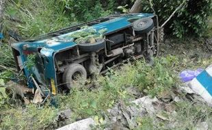 KECELAKAAN PACITAN : Bawa 18 Wisatawan, Mini Bus Terperosok di Jurang Dekat Goa Gong