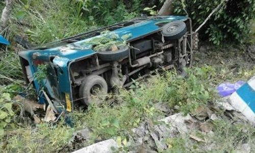 KECELAKAAN PACITAN : Bawa 18 Wisatawan, Mini Bus Terperosok di Jurang Dekat Goa Gong