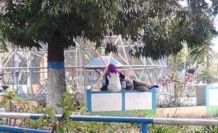 PERGAULAN BEBAS MADIUN : Bermesraan di Alun-Alun Kota Madiun, Pasangan Remaja Ini Dikecam